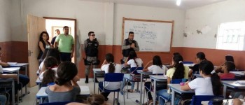 Policiais fazem visita a Escola São Sebastião